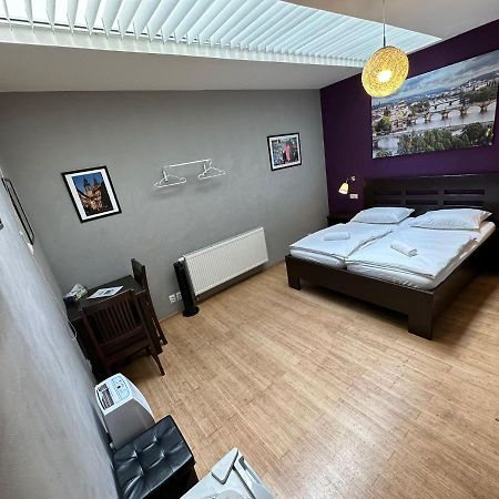 Central Studios Прага Екстериор снимка