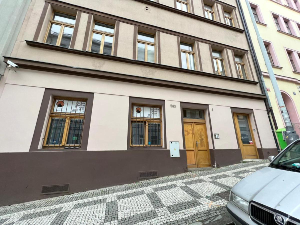Central Studios Прага Екстериор снимка